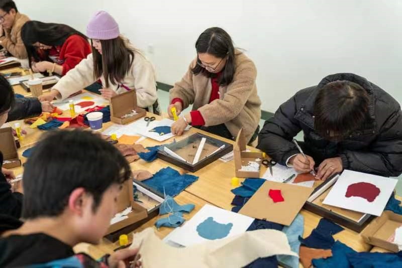 2024年2月，群眾在貴州省民族博物館老師帶領(lǐng)下開展拼布、拓印等非遺手工體驗活動。受訪者供圖