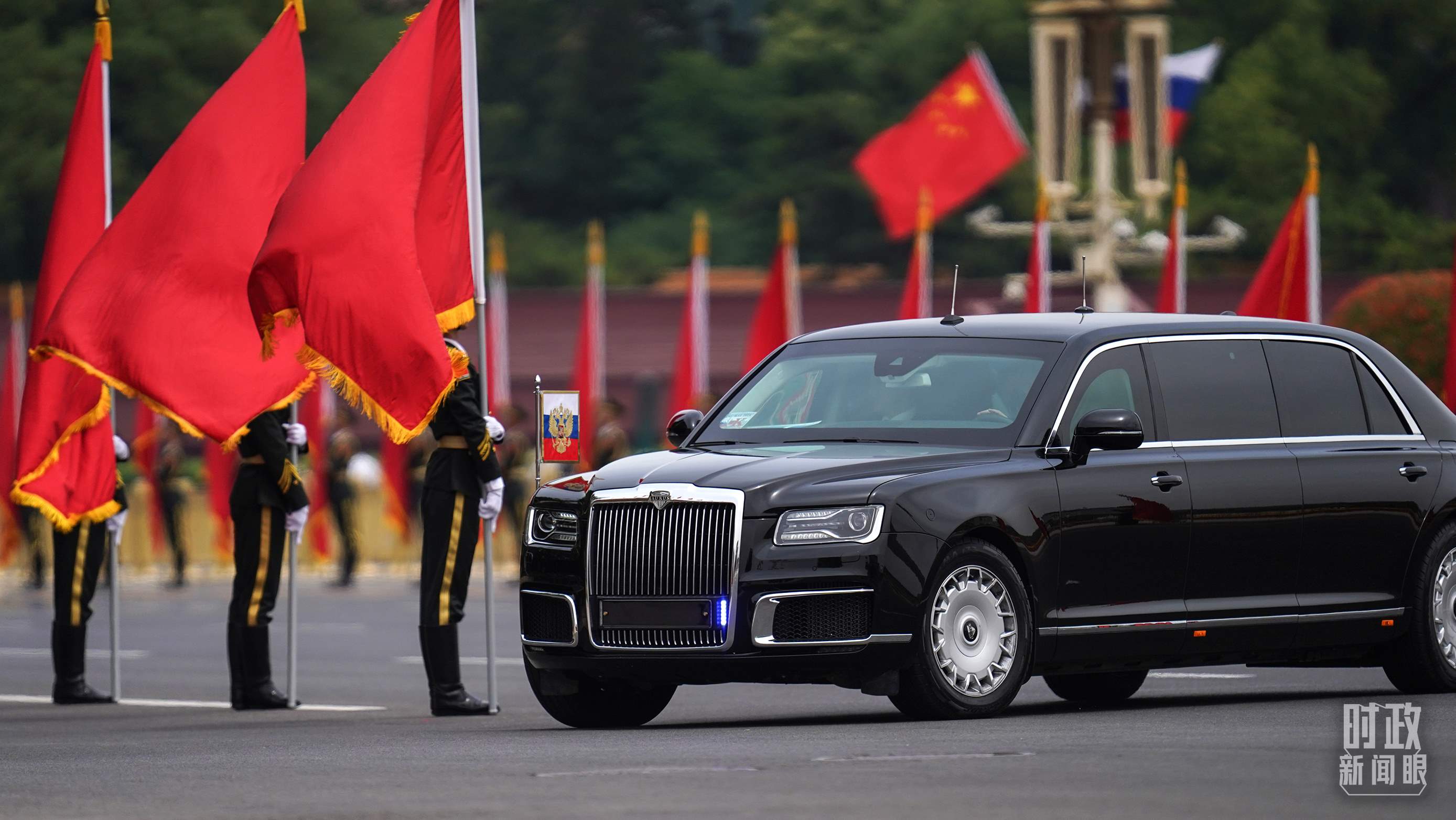 △普京總統(tǒng)乘車抵達歡迎儀式現(xiàn)場。（總臺國廣記者李晉拍攝）