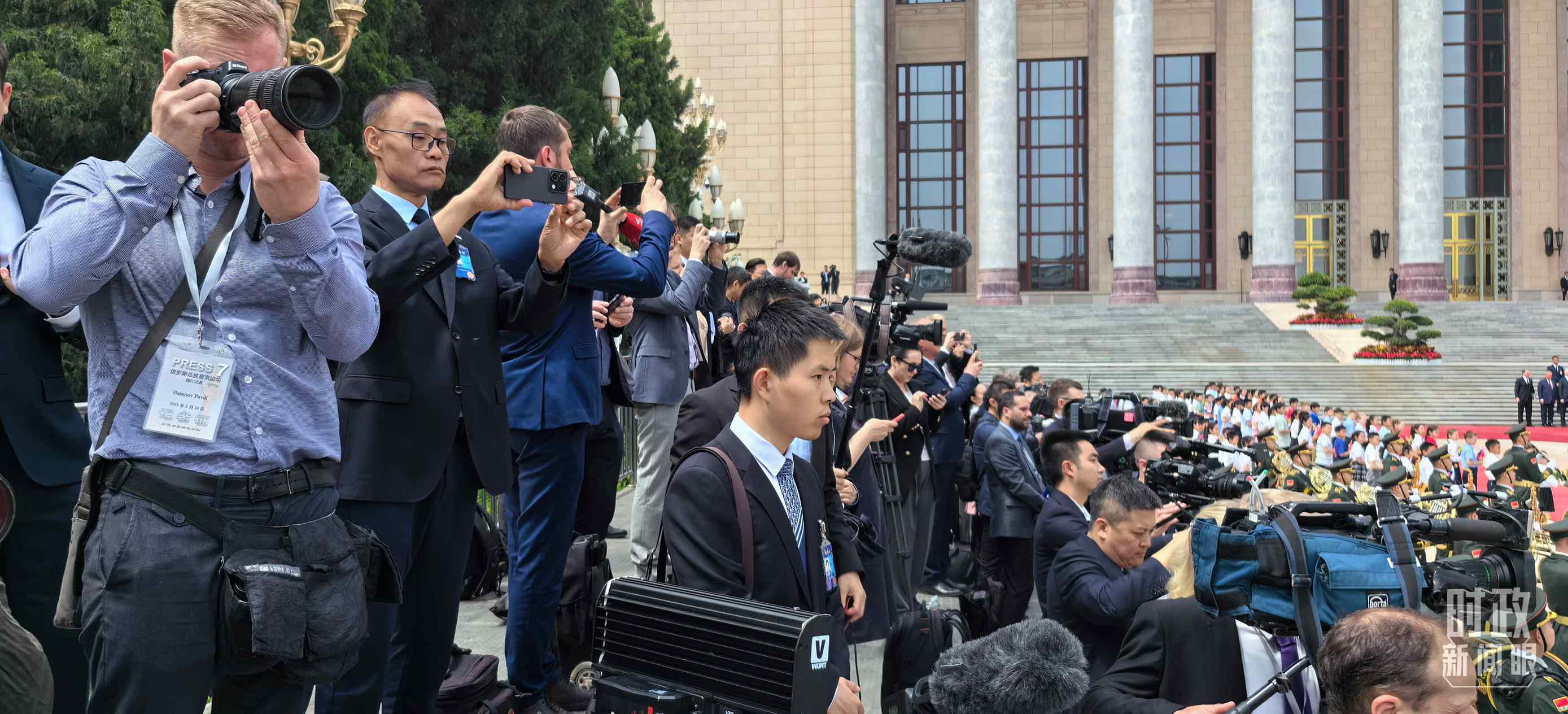 △當天參與現(xiàn)場報道的中外記者。（總臺央視記者楊波、王子杭拍攝）