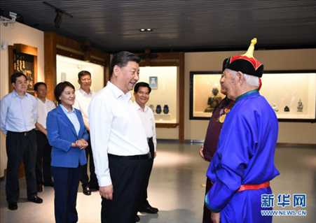 2019年7月15日，習(xí)近平總書記在赤峰博物館同古典民族史詩(shī)《格薩（斯）爾》非物質(zhì)文化遺產(chǎn)傳承人親切交談。