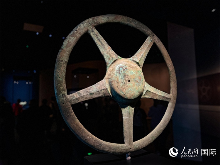 三星堆博物館中展出的太陽輪。人民網(wǎng)記者 羨江楠攝