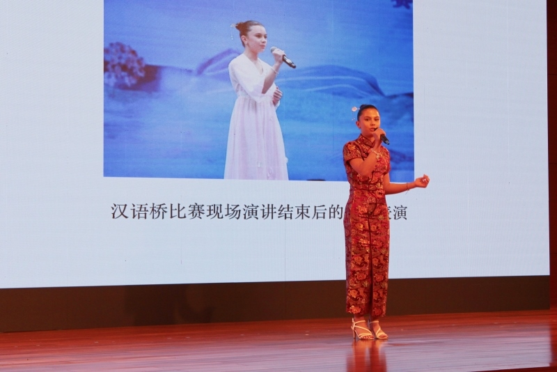 4、美國的中文愛好者譚木蘭在現(xiàn)場演唱歌曲《揮著翅膀的女孩》。 伊莎貝爾·羅德里格斯攝