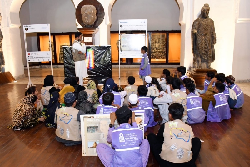 志愿者在博物館給孩子們開展互動講解?！瓣恿_守護人”供圖