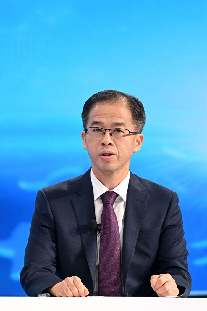 商務(wù)部政研室副主任丁維順在“中國經(jīng)濟(jì)圓桌會”錄制現(xiàn)場交流發(fā)言。新華社記者 金良快 攝