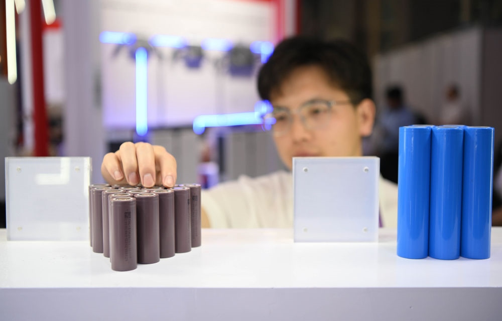 這是一家企業(yè)在第135屆廣交會上展出的鋰電池產(chǎn)品（2024年4月15日攝）。新華社記者 鄧華 攝