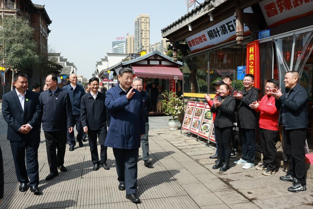 2024年3月19日上午，習近平總書記在湖南常德河街考察時，同店主和游客親切交流。新華社記者 王曄 攝