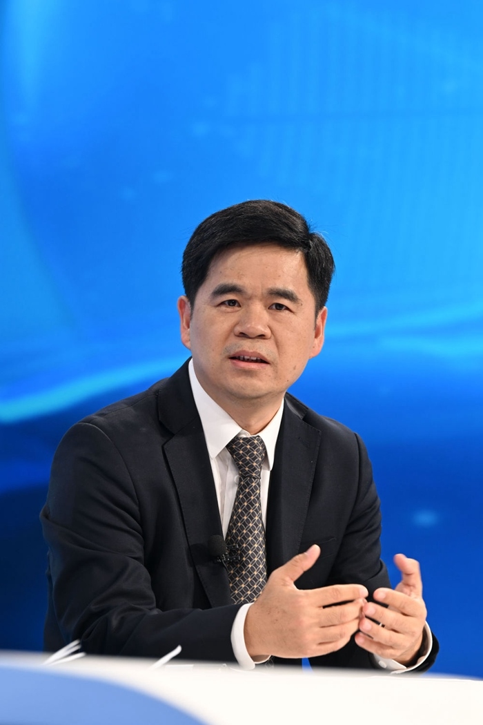 工業(yè)和信息化部運(yùn)行監(jiān)測協(xié)調(diào)局副局長何海林在“中國經(jīng)濟(jì)圓桌會”錄制現(xiàn)場交流發(fā)言。新華社記者 金良快 攝