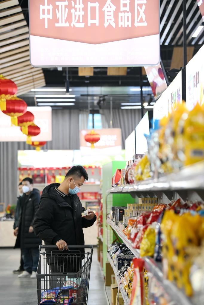 在位于西安浐灞國(guó)際港的愛菊健康生活體驗(yàn)館，消費(fèi)者挑選中亞進(jìn)口食品。新華社記者李一博 攝