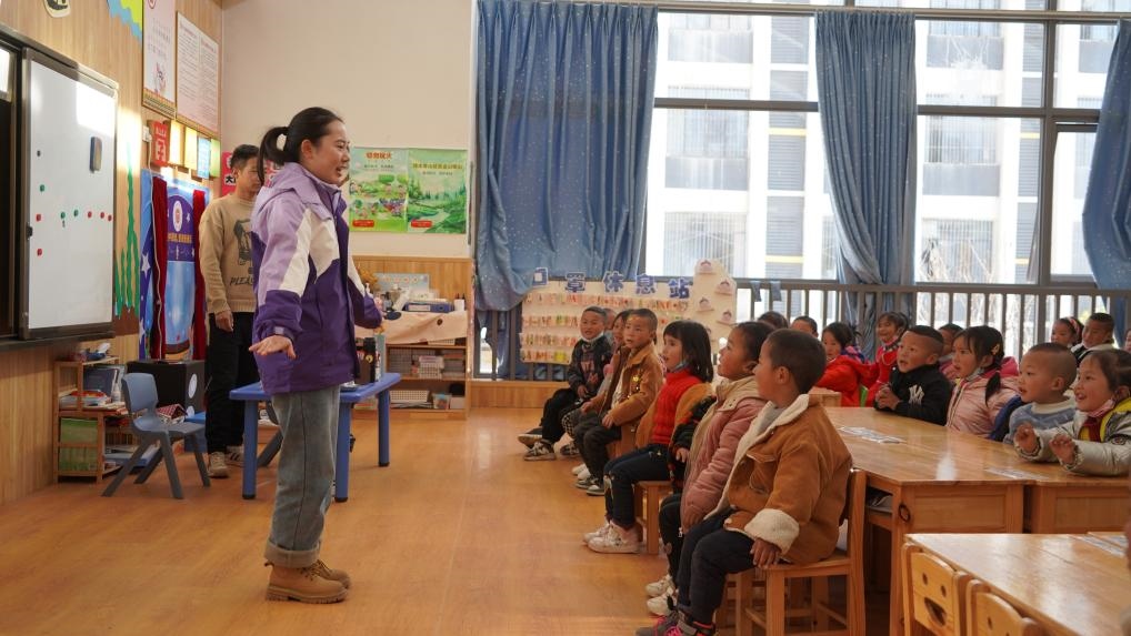  孩子們在昭覺縣易地扶貧搬遷縣城集中安置點沐恩邸社區(qū)幼兒園上課。新華社記者 尹恒 攝