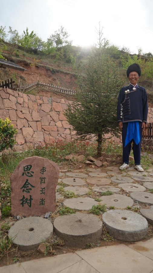 吉地爾子站在“思念樹”前。新華社記者 尹恒 攝