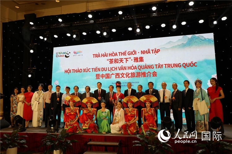 中越兩國嘉賓合影留念。人民網(wǎng)記者楊曄攝