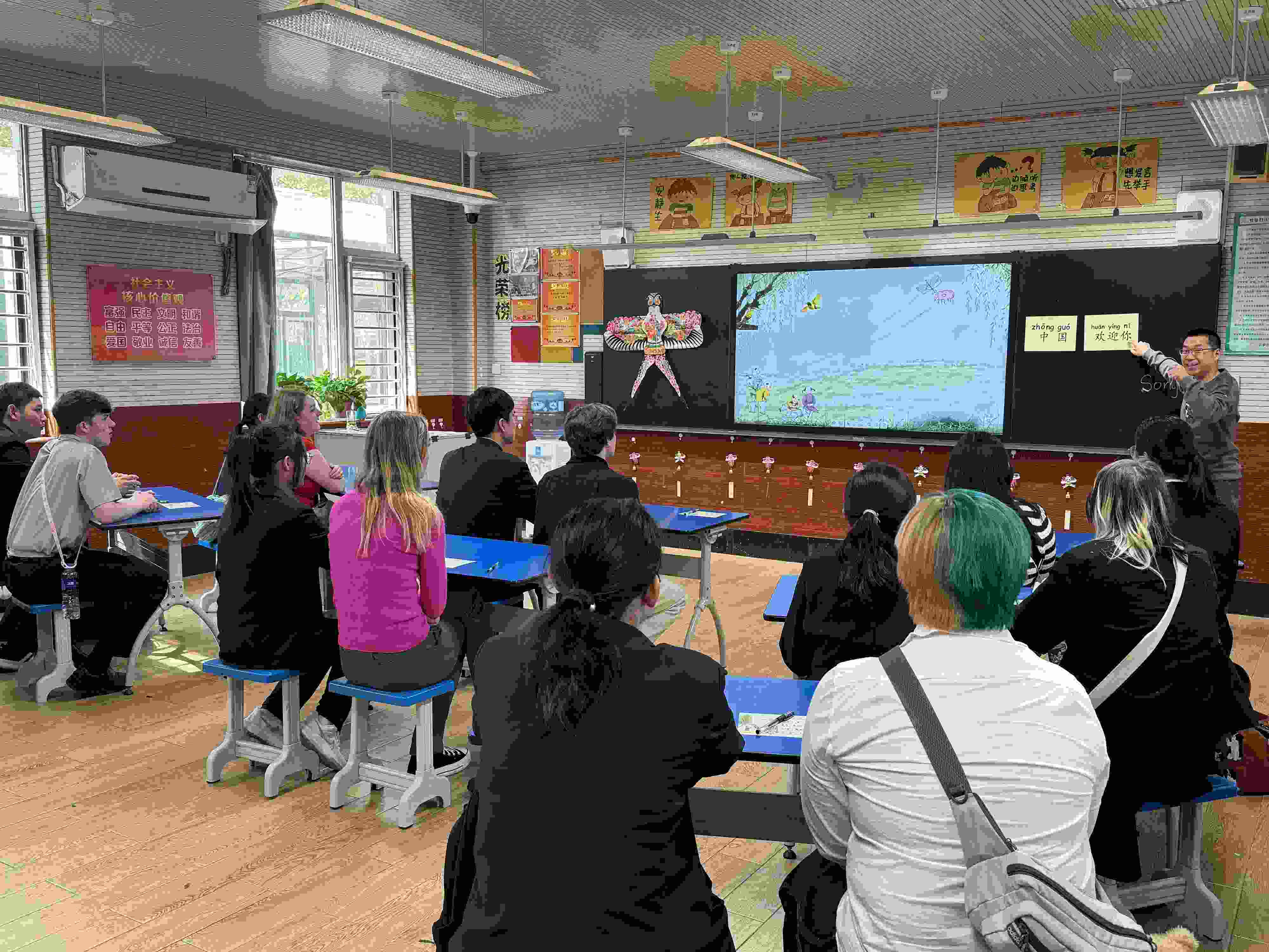 2024年4月20日，美國艾奧瓦州馬斯卡廷高中“友誼傳承”研學團來到石家莊外國語學校，中美學生同上一節(jié)中文課。