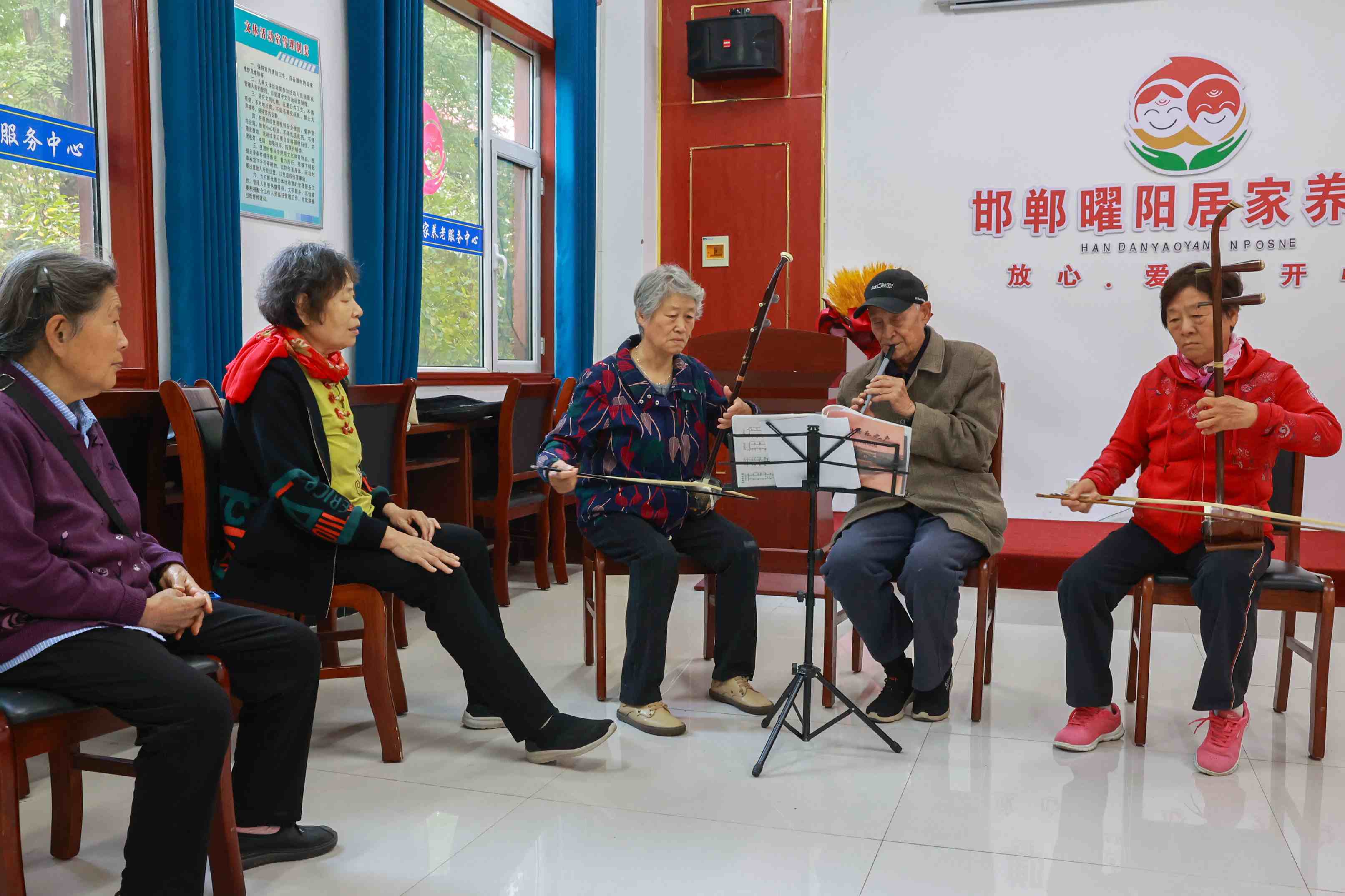 △ 近年來(lái)，在以習(xí)近平同志為核心的黨中央堅(jiān)強(qiáng)領(lǐng)導(dǎo)下，從探索建立國(guó)家基本養(yǎng)老服務(wù)清單制度，到構(gòu)建居家社區(qū)機(jī)構(gòu)相協(xié)調(diào)的“中國(guó)式”養(yǎng)老服務(wù)體系，再到理順養(yǎng)老服務(wù)監(jiān)管機(jī)制，一項(xiàng)項(xiàng)養(yǎng)老服務(wù)領(lǐng)域改革“實(shí)招”“硬招”不斷落地見效。圖為河北省邯鄲市邯山區(qū)曜陽(yáng)養(yǎng)老服務(wù)中心內(nèi)，老人在學(xué)習(xí)樂(lè)器演奏。