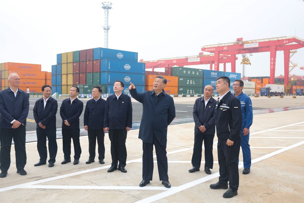 5月22日下午，習(xí)近平總書記在山東省日照市考察調(diào)研。他來到日照港，了解當(dāng)?shù)赝七M(jìn)港口智慧化綠色化建設(shè)、擴(kuò)大對外開放等情況。