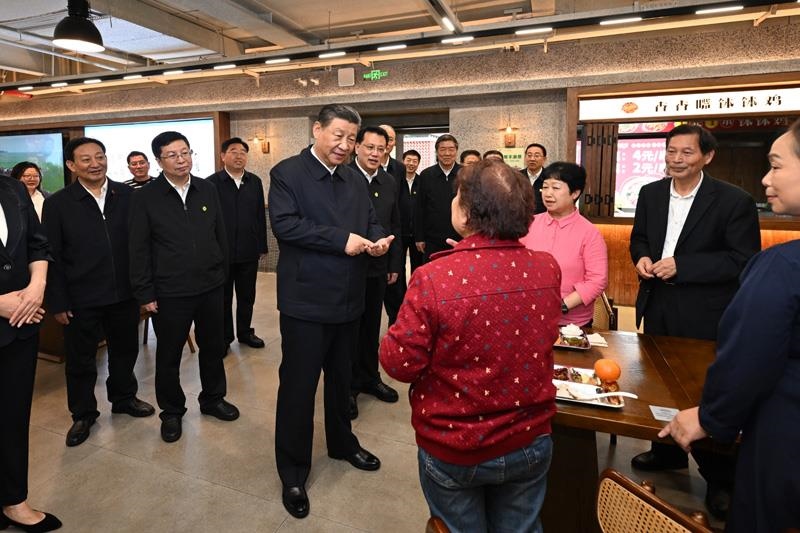 4月22日，在重慶考察的習(xí)近平總書記來到九龍坡區(qū)謝家灣街道民主村社區(qū)，察看小區(qū)改造和便民服務(wù)情況。