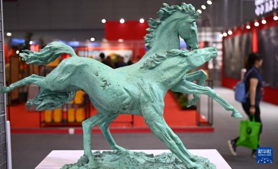 5月24日在第二十屆中國（深圳）國際文化產(chǎn)業(yè)博覽交易會俄羅斯美術(shù)協(xié)會展臺拍攝的馬雕塑作品。新華社記者 鄧華 攝