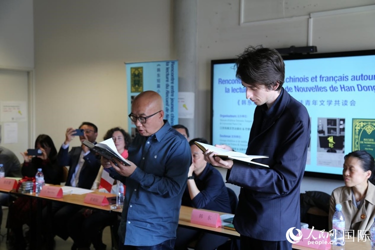 法國學子與作家韓東共讀小說選段。人民網(wǎng)記者 于超凡攝