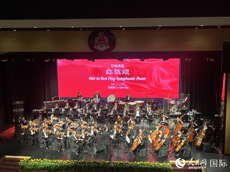 聯(lián)合音樂會(huì)現(xiàn)場(chǎng)演奏交響序曲《紅旗頌》。人民網(wǎng)記者 張矜若攝