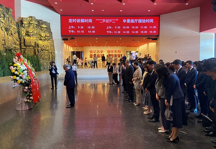 創(chuàng)價(jià)學(xué)會(huì)會(huì)長(zhǎng)原田稔及青年代表團(tuán)向中國(guó)人民抗日戰(zhàn)爭(zhēng)紀(jì)念館敬獻(xiàn)花籃。中國(guó)人民抗日戰(zhàn)爭(zhēng)紀(jì)念館供圖