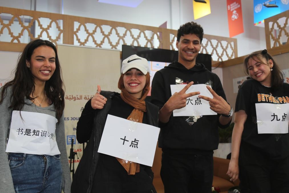 2024年4月24日，突尼斯高中生在首都突尼斯市舉辦的突尼斯國際書展上表演漢語節(jié)目。新華社發(fā)（阿代爾攝）