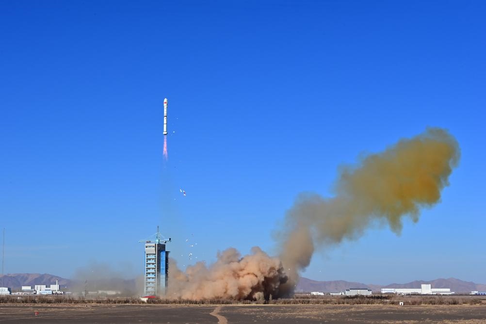 2023年12月4日，中國在酒泉衛(wèi)星發(fā)射中心使用長征二號丙運(yùn)載火箭，成功將援埃及二號衛(wèi)星發(fā)射升空，衛(wèi)星順利進(jìn)入預(yù)定軌道，發(fā)射任務(wù)獲得圓滿成功。新華社發(fā)（汪江波 攝）