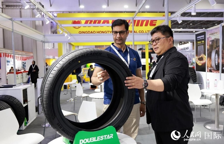 工作人員向客戶展示雙星電動汽車輪胎。和傳統(tǒng)汽車輪胎相比，電動汽車輪胎具有更高承載能力、更加靜音舒適、更好極速抓地、更低滾動阻力等特點。人民網(wǎng)記者 管克江攝