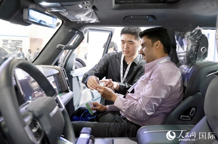 客戶在了解中國產(chǎn)汽車。人民網(wǎng)記者 管克江攝