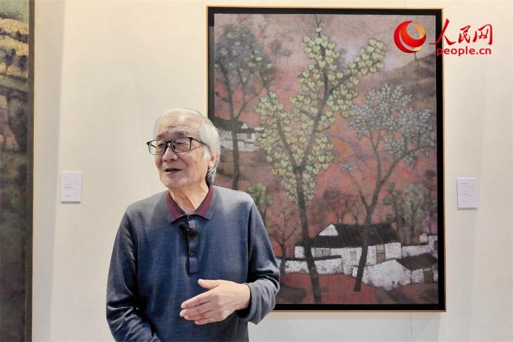 中央文史研究館書畫院院部委員、清華大學(xué)吳冠中藝術(shù)研究中心副主任王秦生正在接受人民網(wǎng)的采訪。人民網(wǎng)記者 劉微攝