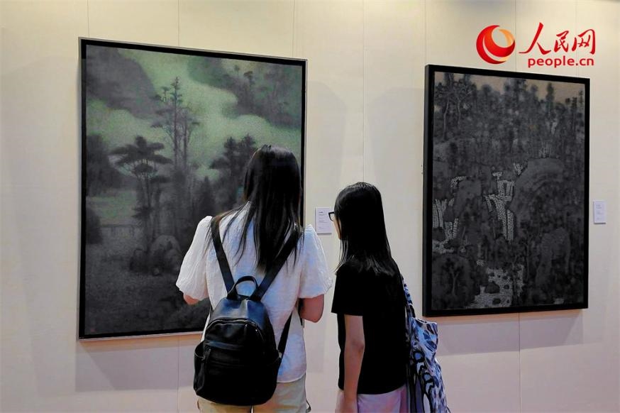觀眾正在觀賞王秦生畫作《云山幽趣》。人民網(wǎng)記者 劉微攝