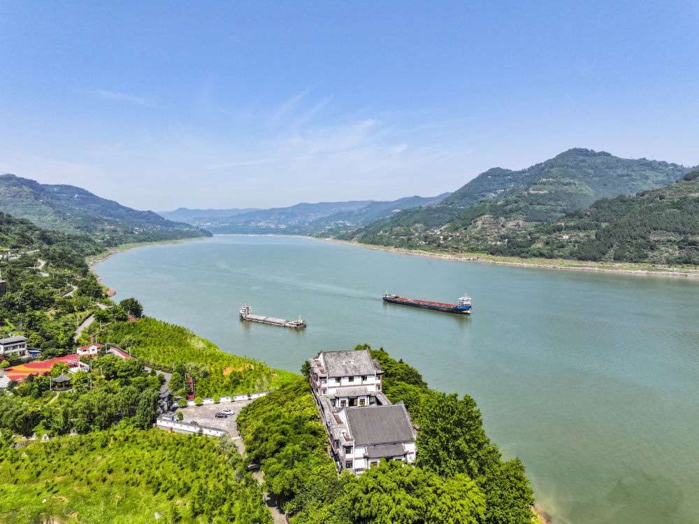 長(zhǎng)江重慶萬(wàn)州段景象（2024年5月15日攝，無(wú)人機(jī)照片）。新華社記者 王全超 攝