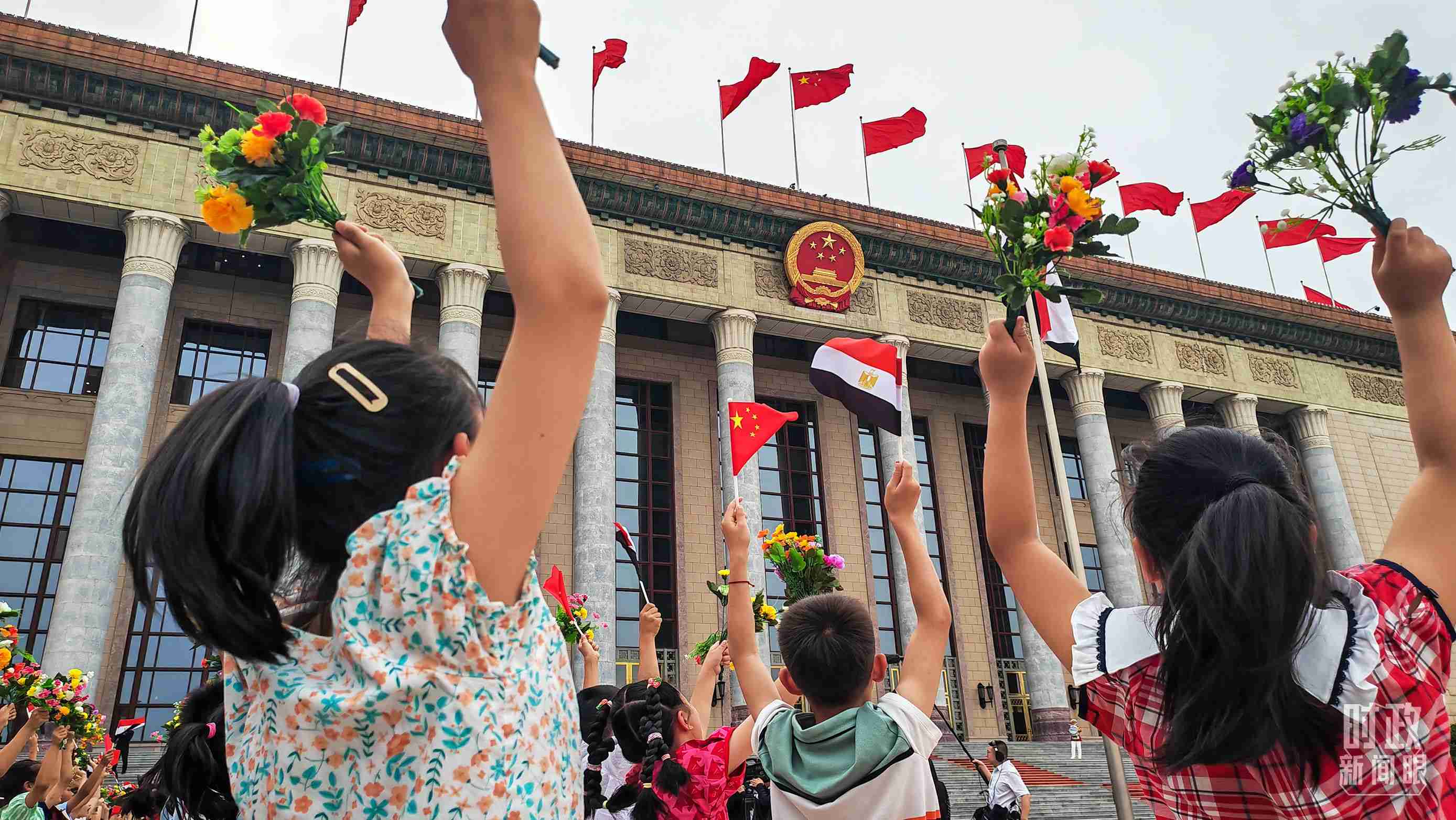 △5月29日下午，習(xí)近平主席舉行儀式歡迎埃及總統(tǒng)塞西訪華。圖為歡迎儀式現(xiàn)場的少年兒童。（總臺央視記者劉琦拍攝）