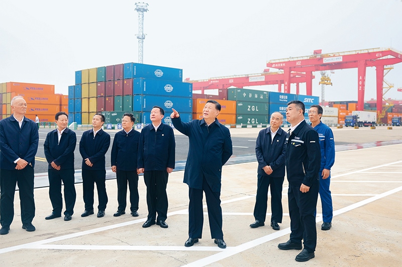 2024年5月22日至24日，中共中央總書記、國家主席、中央軍委主席習(xí)近平在山東考察。這是22日下午，習(xí)近平在日照港察看全自動(dòng)化集裝箱碼頭作業(yè)場景。 新華社記者 鞠鵬/攝