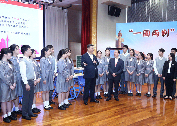 2019年12月19日，習近平總書記來到澳門濠江中學附屬英才學校，和師生親切交流。