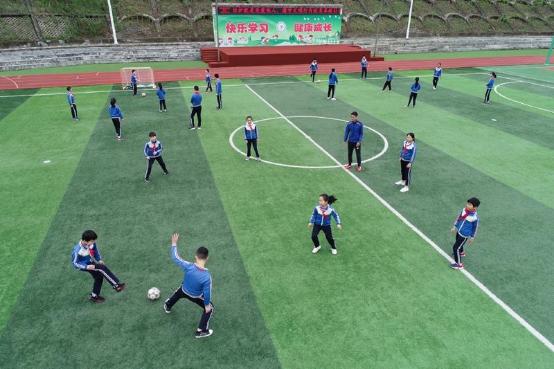陜西安康平利縣老縣鎮(zhèn)中心小學的學生在操場上踢球。