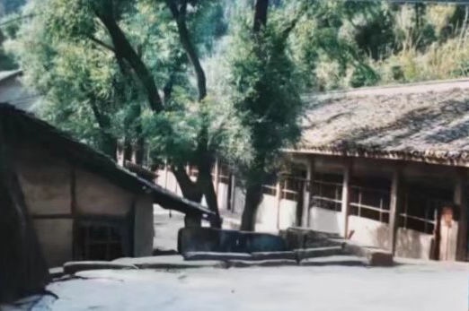這是之江小學(xué)的前身——四川省南充市嘉陵區(qū)一所山區(qū)小學(xué)的校舍（資料照片翻拍）。