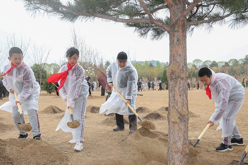 2023年4月4日，習近平總書記來到北京市朝陽區(qū)東壩中心公園參加首都義務植樹活動。這是總書記同孩子們一起植樹。