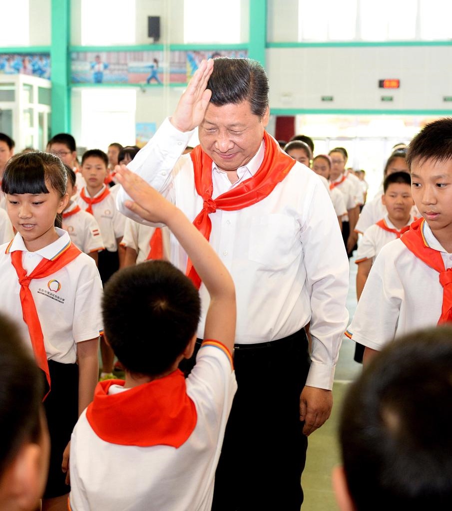 2014年5月30日，習(xí)近平總書記來到北京市海淀區(qū)民族小學(xué)，參加慶?！傲弧眹H兒童節(jié)活動(dòng)。新華社記者 李濤 攝