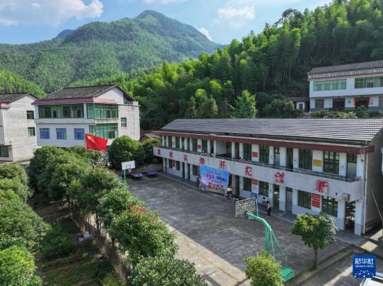 這是5月28日拍攝的湖南省衡陽市衡陽縣岣嶁鄉(xiāng)妙溪小學（無人機照片）。
