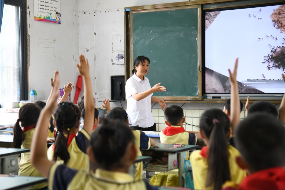 5月31日，學(xué)生在科學(xué)課上與老師互動(dòng)。