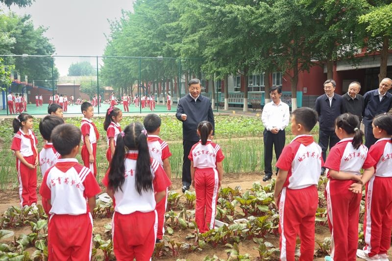 2023年5月31日，習近平總書記在北京育英學校同小學生們親切交流。