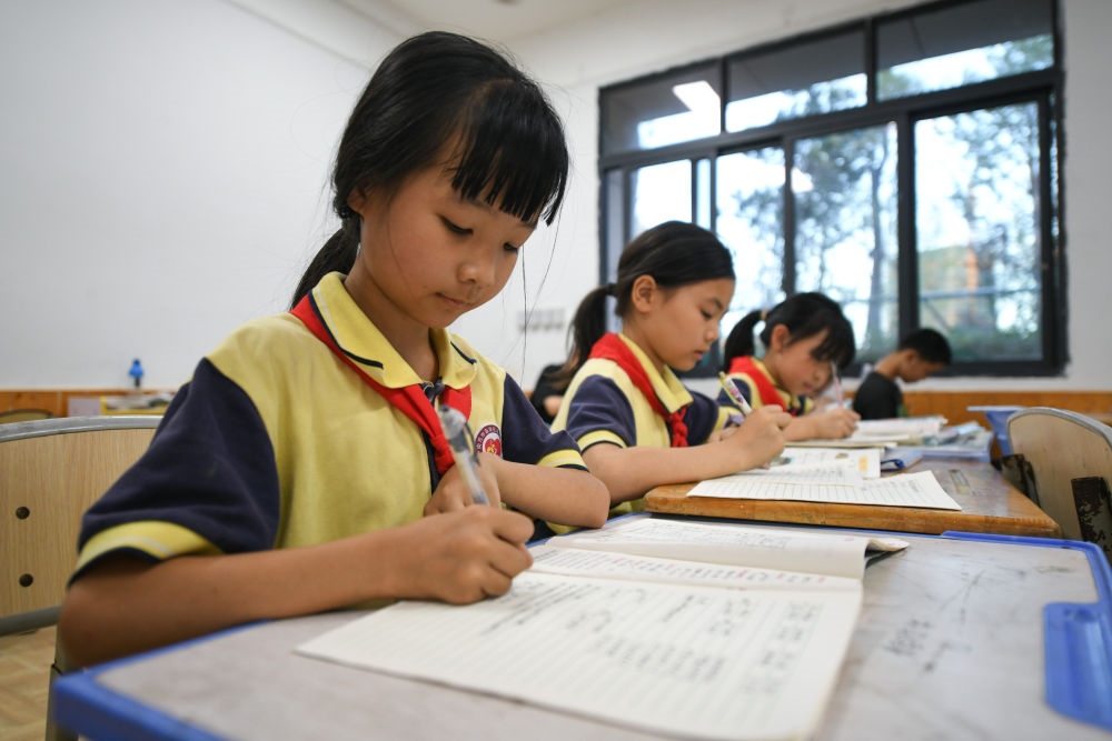 5月30日，學(xué)生在之江小學(xué)“留守兒童之家”寫作業(yè)。