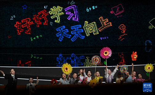 6月1日，演員在“我和祖國一起成長”主題演出活動(dòng)中表演。新華社記者 金良快 攝