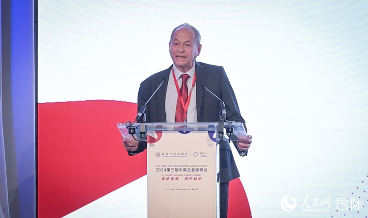 英國48家集團俱樂部榮譽主席斯蒂芬·佩里致辭。人民網(wǎng) 郭錦標(biāo)攝