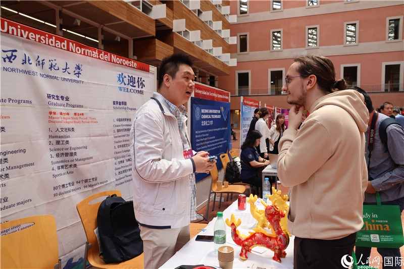 西班牙應(yīng)屆畢業(yè)生在展臺(tái)前咨詢。人民網(wǎng)記者 顏歡攝