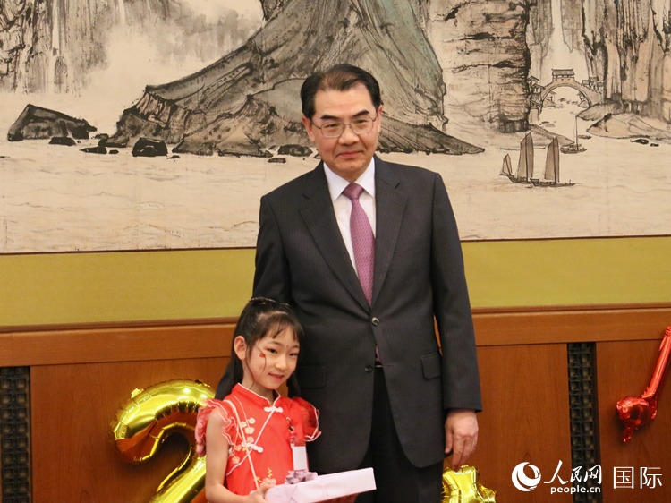 吳江浩大使向中文朗誦比賽獲獎(jiǎng)選手代表贈(zèng)送書籍。人民網(wǎng) 許可攝