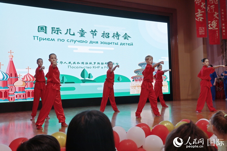 俄羅斯少年進行武術(shù)表演。人民網(wǎng)記者 隋鑫攝