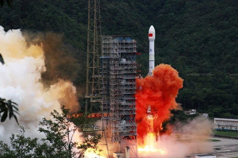 △2020年6月23日，我國北斗三號全球衛(wèi)星導航系統(tǒng)最后一顆組網(wǎng)衛(wèi)星在西昌衛(wèi)星發(fā)射中心點火升空。同年7月，北斗三號系統(tǒng)正式開通全球服務，“中國的北斗”真正成為“世界的北斗”。
