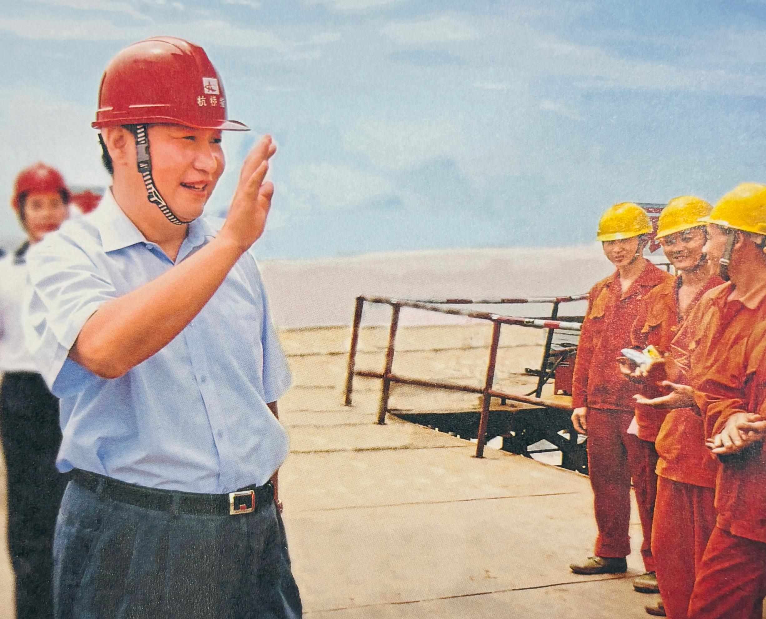 △2006年7月12日，習近平在杭州灣跨海大橋嘉興市海鹽段建設(shè)工地慰問工人。