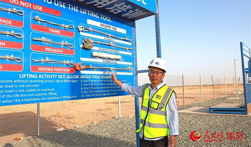 中國能建國際工程公司副總經(jīng)理兼阿爾舒巴赫電站項(xiàng)目經(jīng)理熊高峽展示安全培訓(xùn)中心設(shè)施。人民網(wǎng)記者 管克江攝