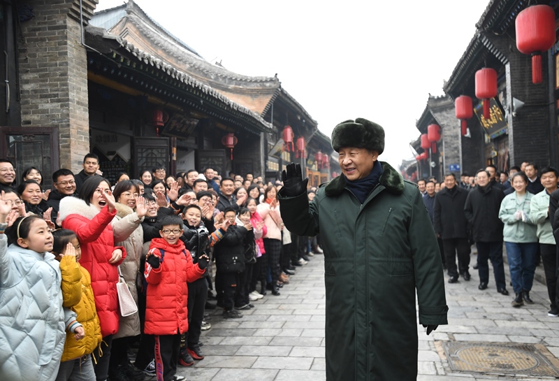 2022年1月27日，習近平總書記在山西平遙古城向現場群眾揮手致意。